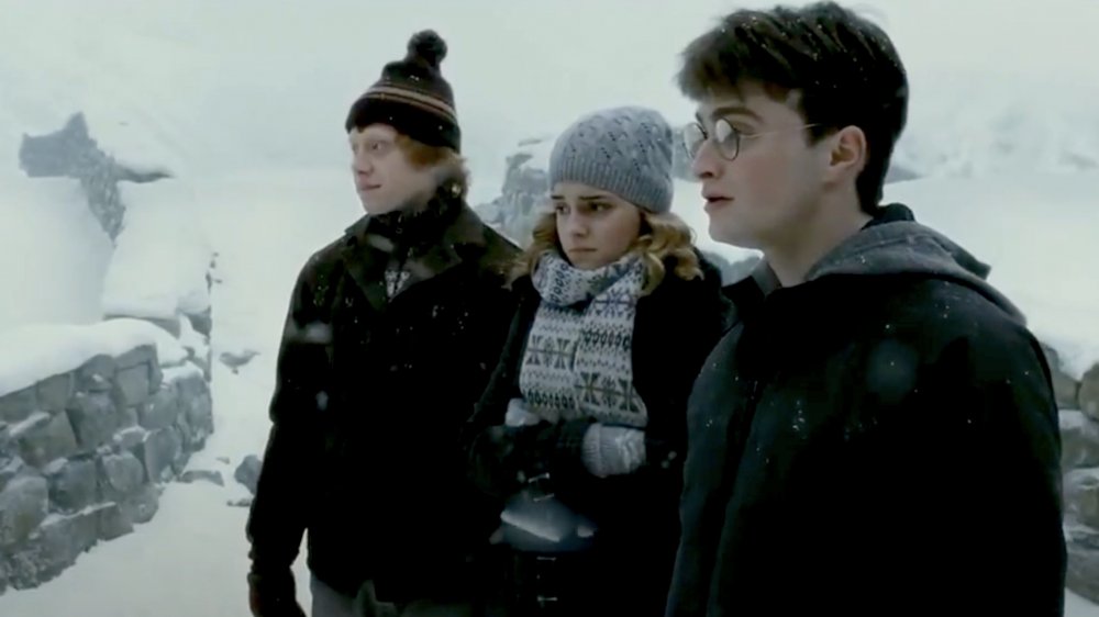 ron, hermione and harry in hogsmeade