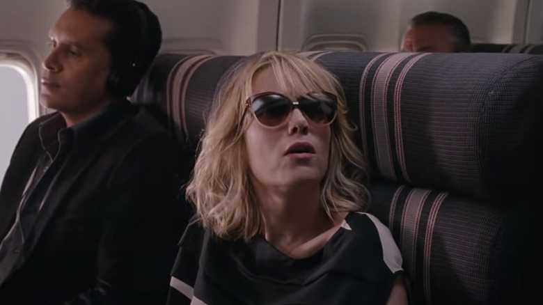   Znepokojená Kristen Wiig zdvihne zrak na sedadle