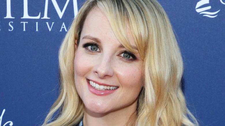Melissa Rauch smiling at event