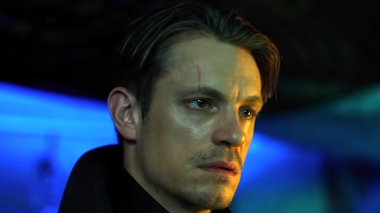 Kovacs preparing for a mission in Altered Carbon