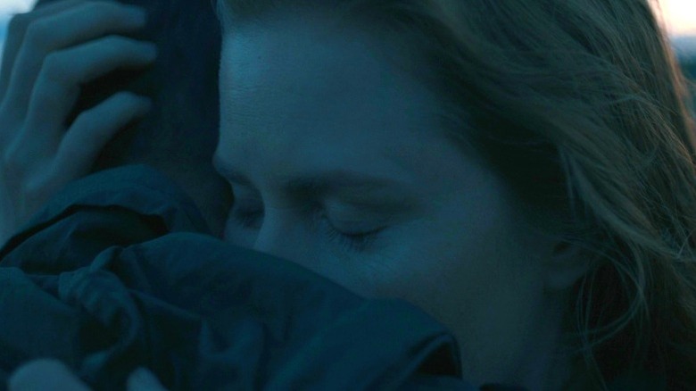 Louise Banks embraces Ian Donnelly in "Arrival" (2016)