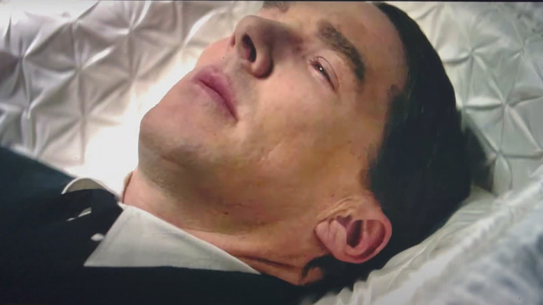 Phil lies in his coffin in "The Power of the Dog" (2021)