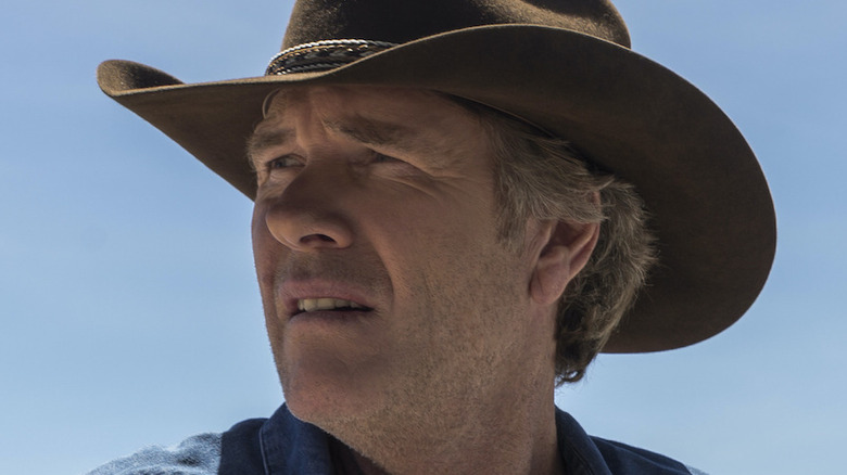 Robert Taylor Walt Longmire hat squinting