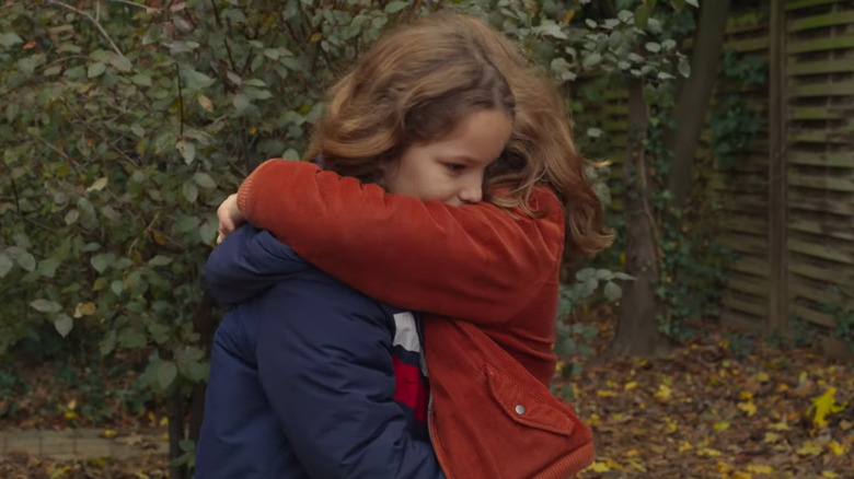 Joséphine and Gabriella Sanz embracing