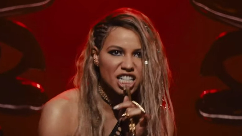 Dinah Lance singing at a club