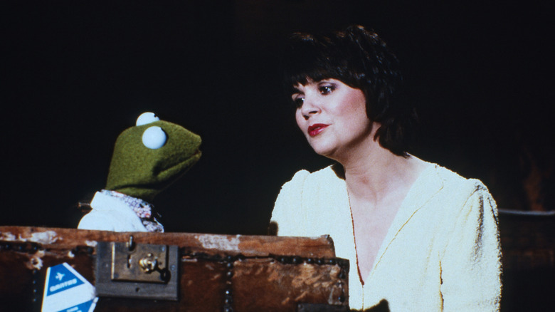 Linda Ronstadt sings to Kermit