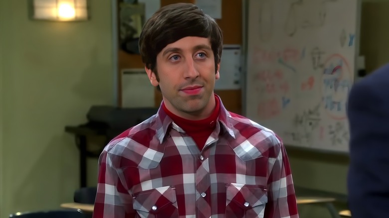 Howard Wolowitz wearing alien pin