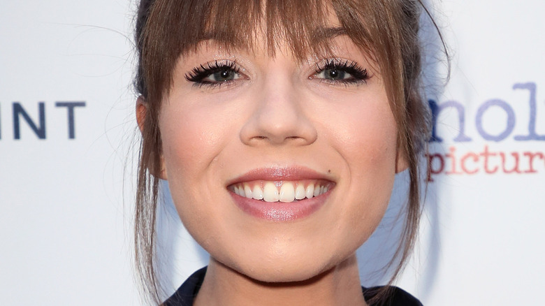 Jennette McCurdy smiling