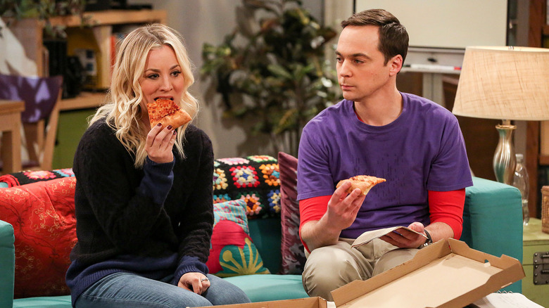 Penny and Sheldon eating pizza