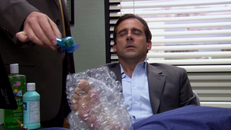 Michael with his bubble-wrapped foot in "The Injury" (2006)