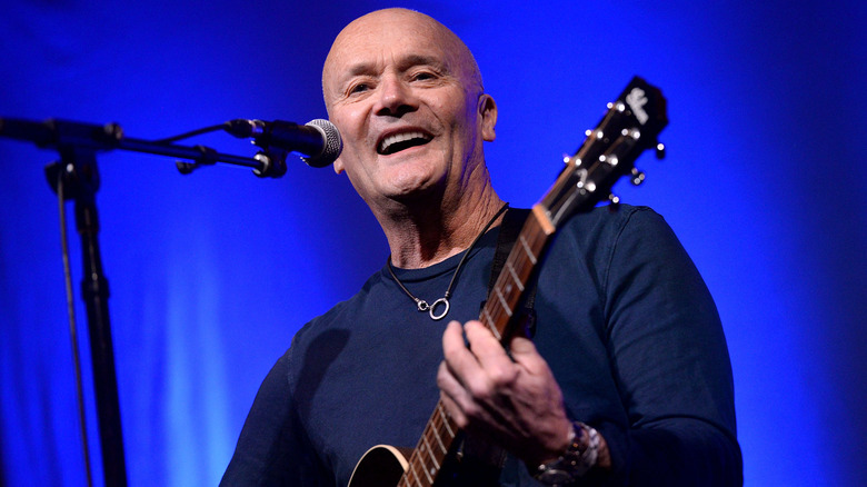 Creed Bratton cantant tocant la guitarra