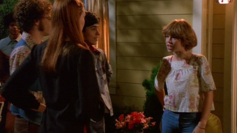 Tina Pinciotti talking to Fez, Donna, and Hyde