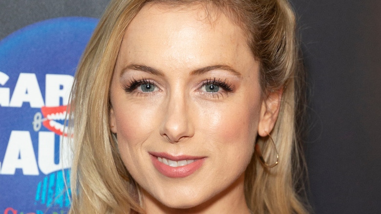 Iliza Shlesinger smiling red carpet