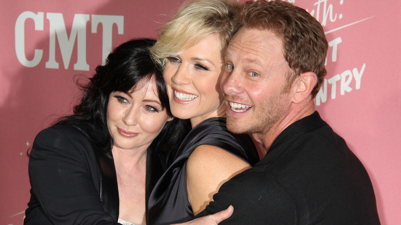 90210 co-stars hugging