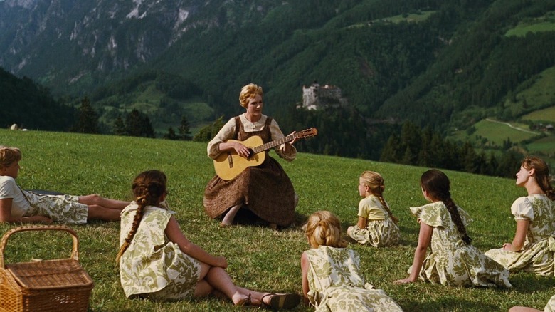 Maria sings