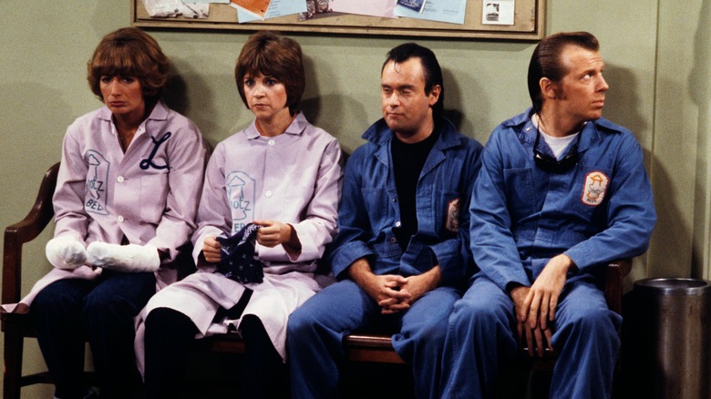 Laverne and Shirley and men on bench