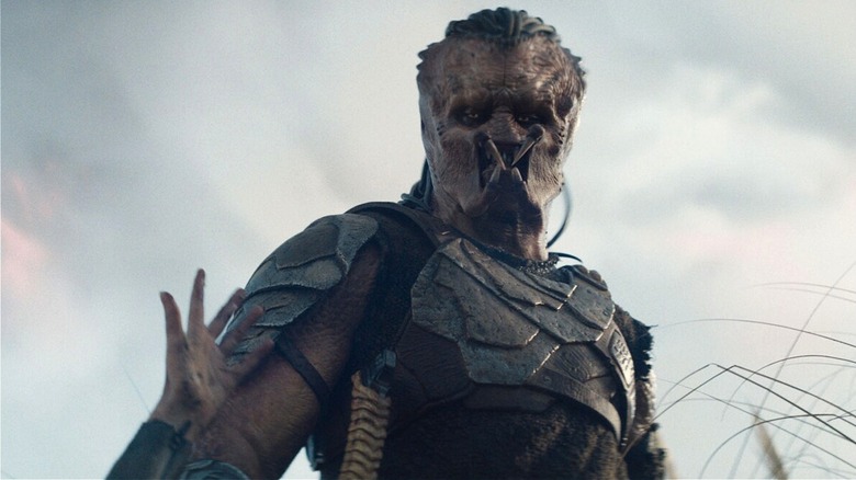 Dek looking down in Predator: Badlands