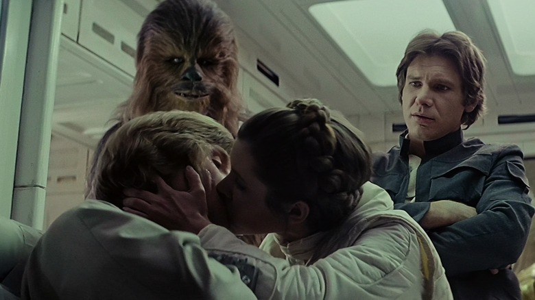 Luke and Leia kissing, Han staring