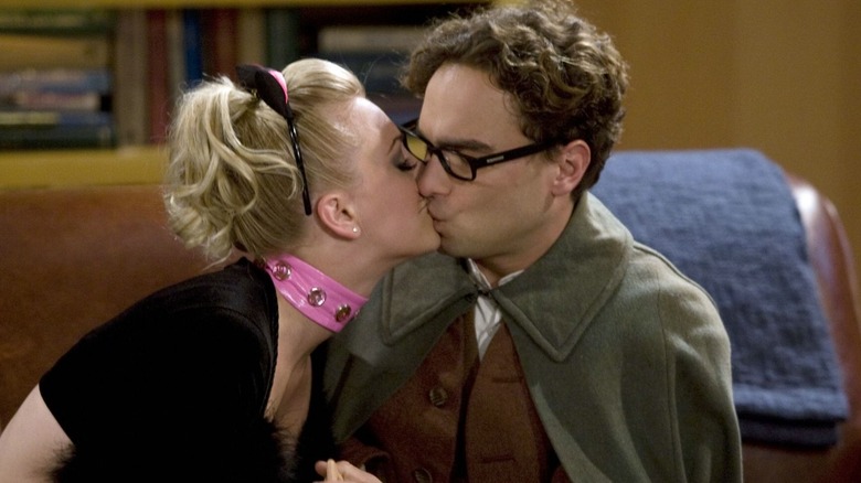 Penny and Leonard kissing TBBT