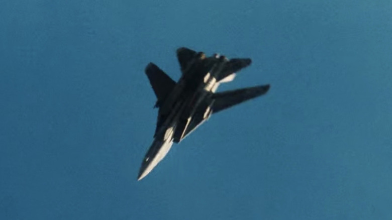 Maverick's plane spins out of control in Top Gun