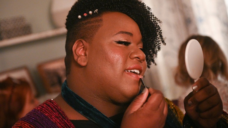 Zoey's Extraordinary Playlist's Mo applying makeup