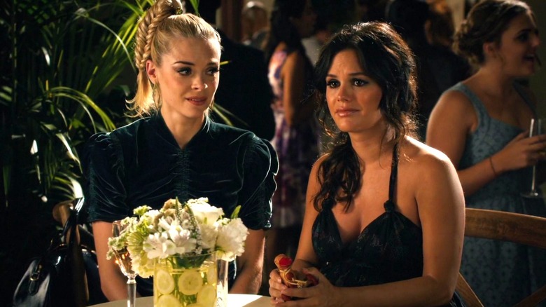 Jamie King sits with Rachel Bilson