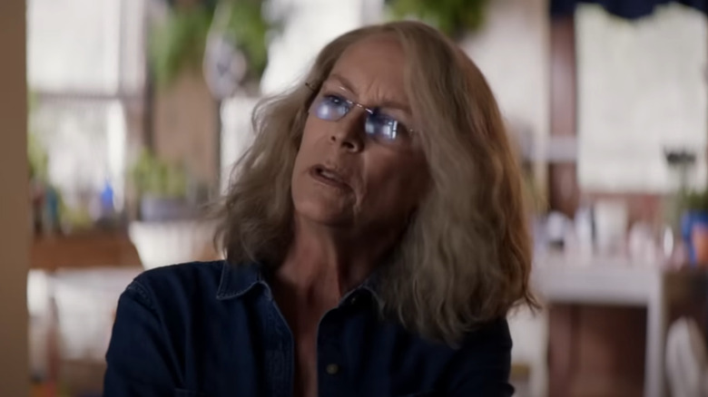 Laurie Strode talking in her kitchen (2018)
