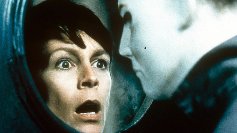 Laurie looks fearfully at Michel Myers in Halloween H20 (1998)