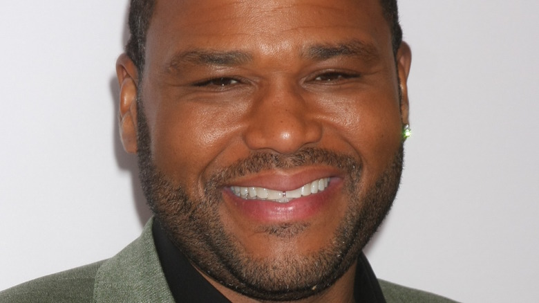 Anthony Anderson smiling at event