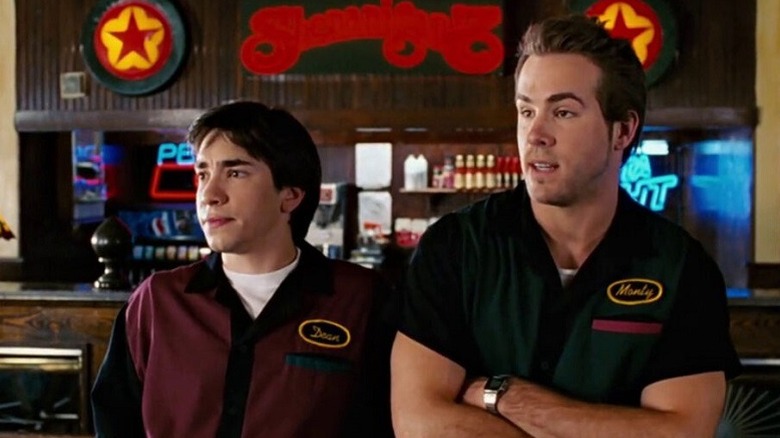 Ryan Reynolds and Justin Long in "Waiting..."