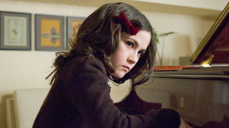 Esther creepily playing piano in Orphan (2009)