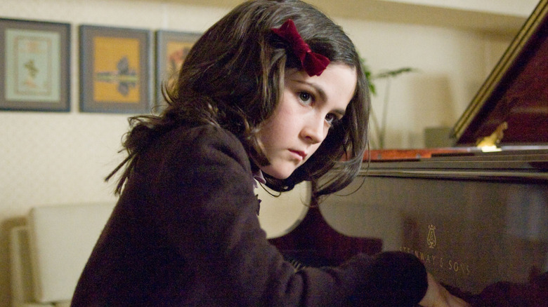 Esther creepily playing piano in Orphan (2009)