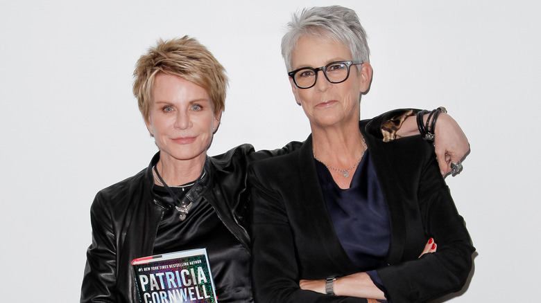 Jamie Lee Curtis and Patricia Cornwell posing