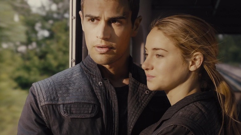 Tris and Four holding each other looking sad