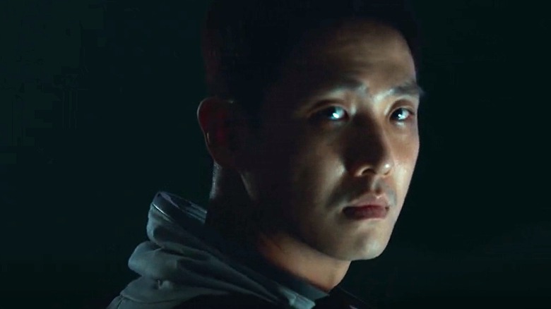 Ryu Tae-seok looking back