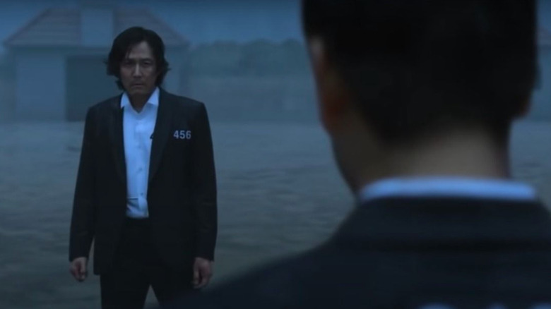 Gi-hun facing Sang-woo. 