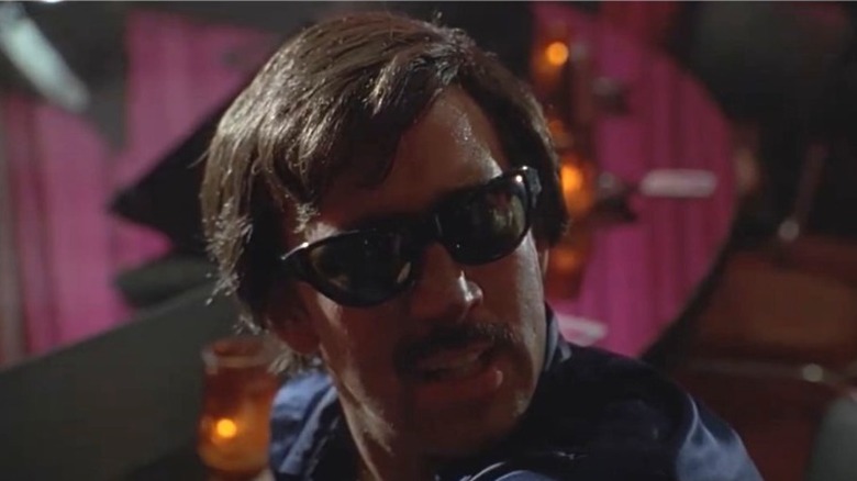 Eddie wearing sunglasses in Deadfall