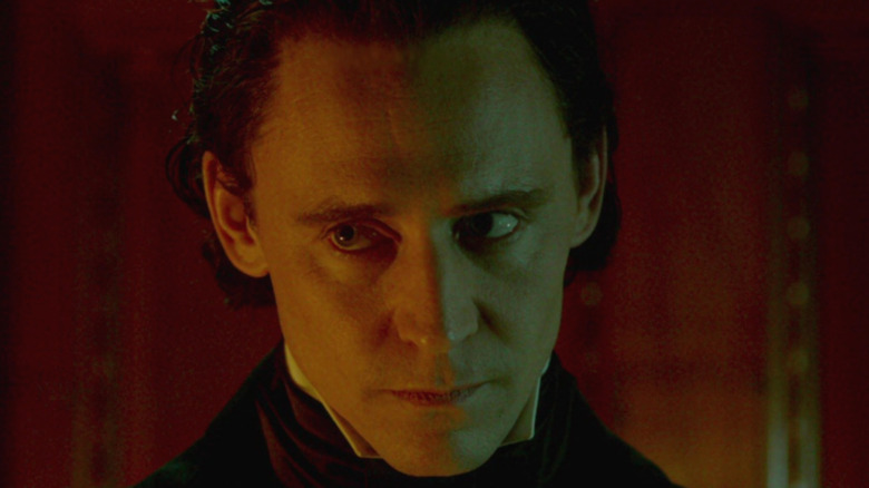 Tom Hiddleston Thomas Sharpe leering