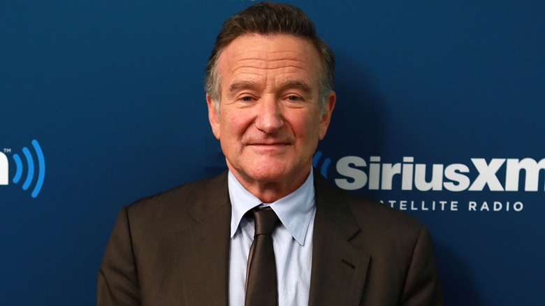 Robin Williams posing at SiriusXM's Town Hall series (2013)