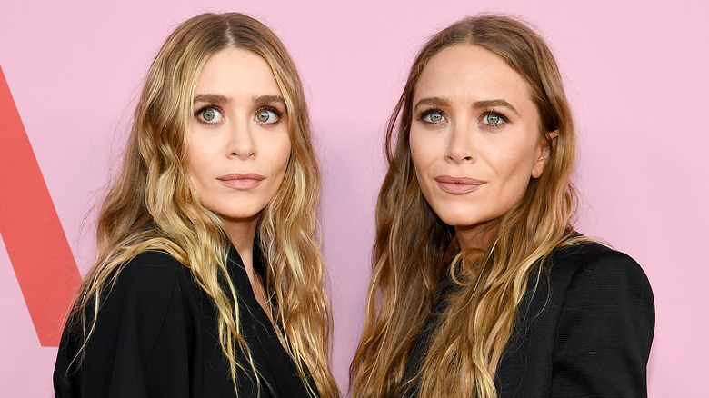 Mary-Kate and Ashley Olsen posing