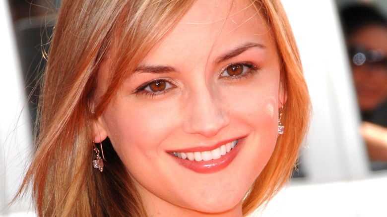 Rachael Leigh Cook smiling