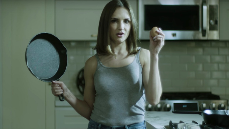 Rachael Leigh Cook holding an egg