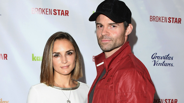 Rachael Leigh Cook posing with Daniel Gillies