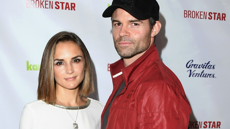 Rachael Leigh Cook posing with Daniel Gillies