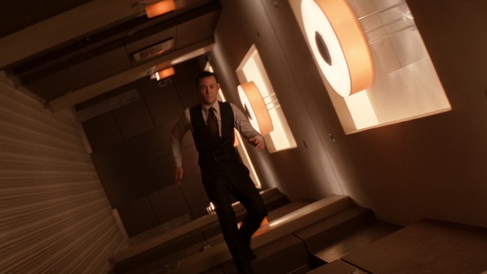 Josph Gordon-Levitt walking on walls in Inception