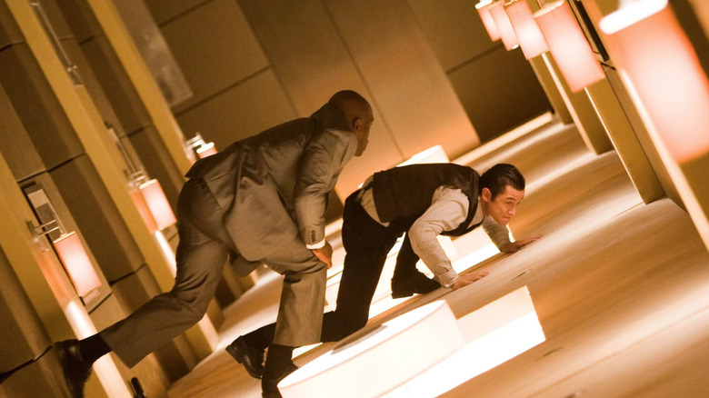 Joseph Gordon-Levitt fights moving walls