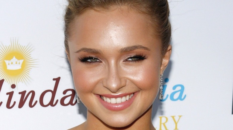 Hayden Panettiere smiling on a red carpet