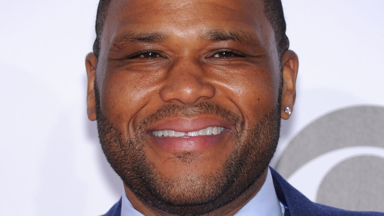 Anthony Anderson smiling at event