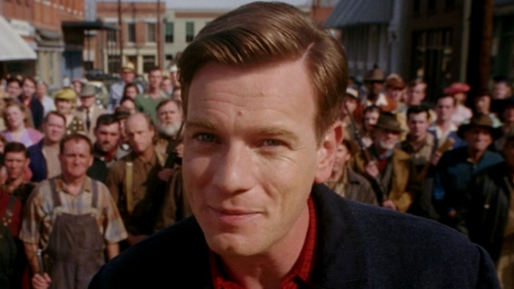 Ewan McGregor Big Fish standing with crowd