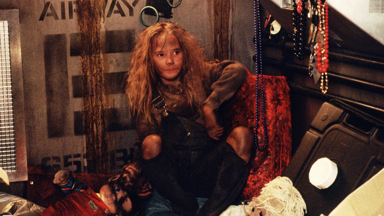 Newt among garbage in "Aliens" (1986)